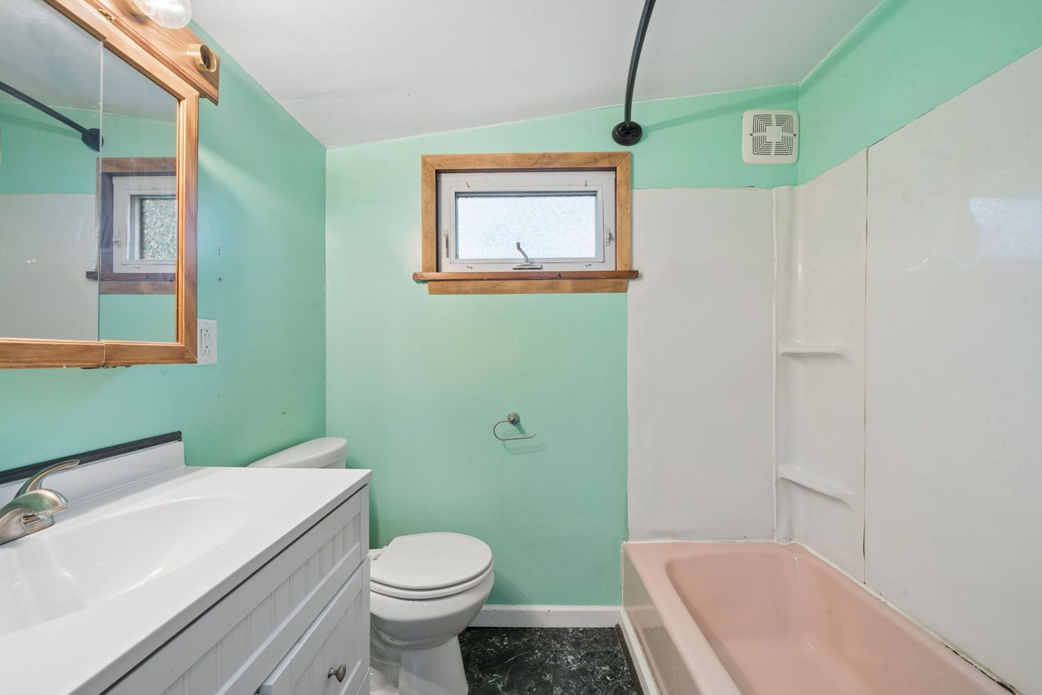 174/176 Roosevelt Way