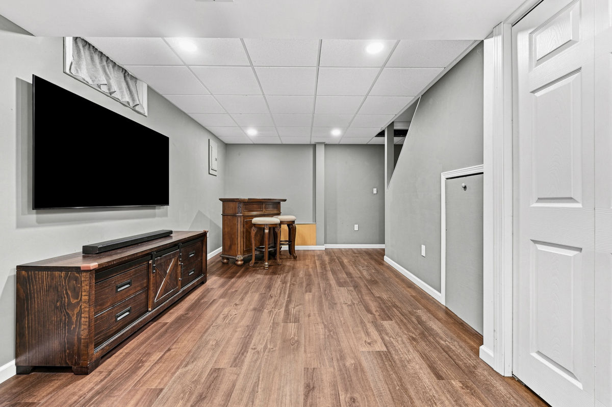 215 Leaside Drive