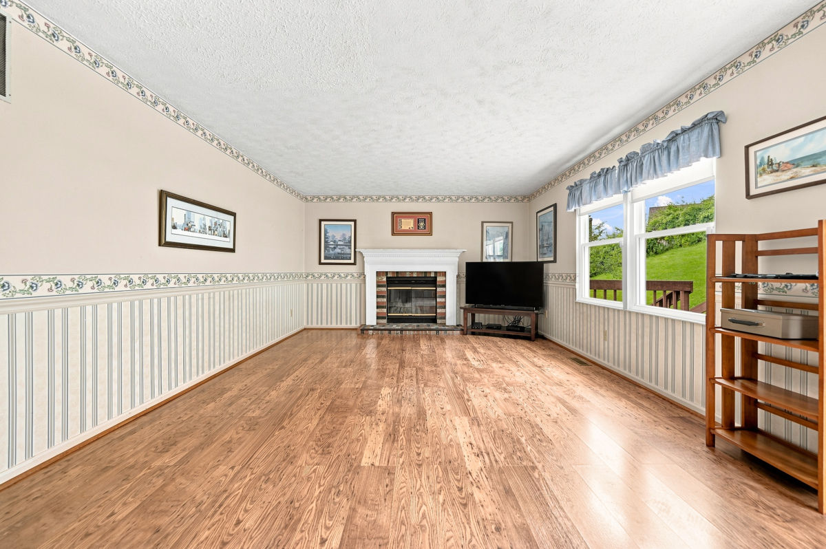 215 Leaside Drive
