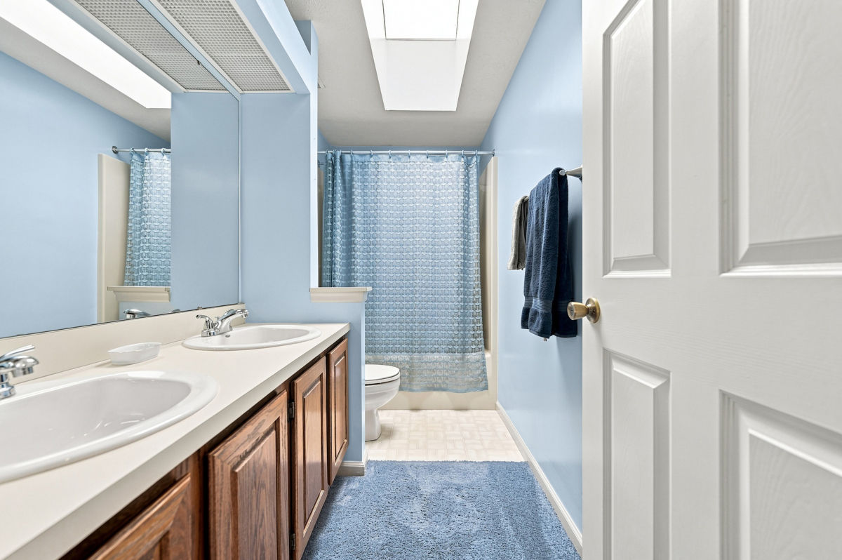 215 Leaside Drive