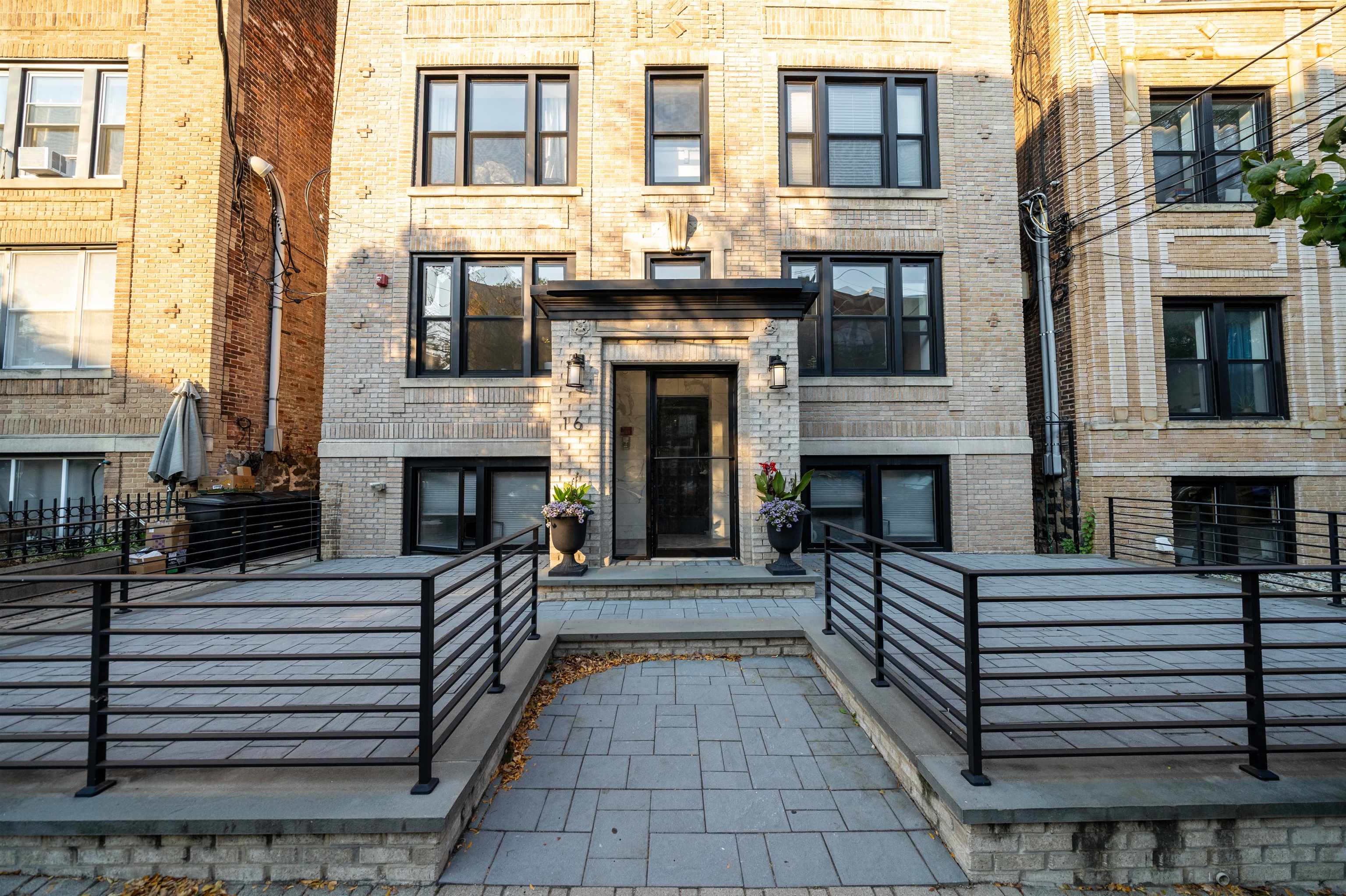 16 OAK AVE