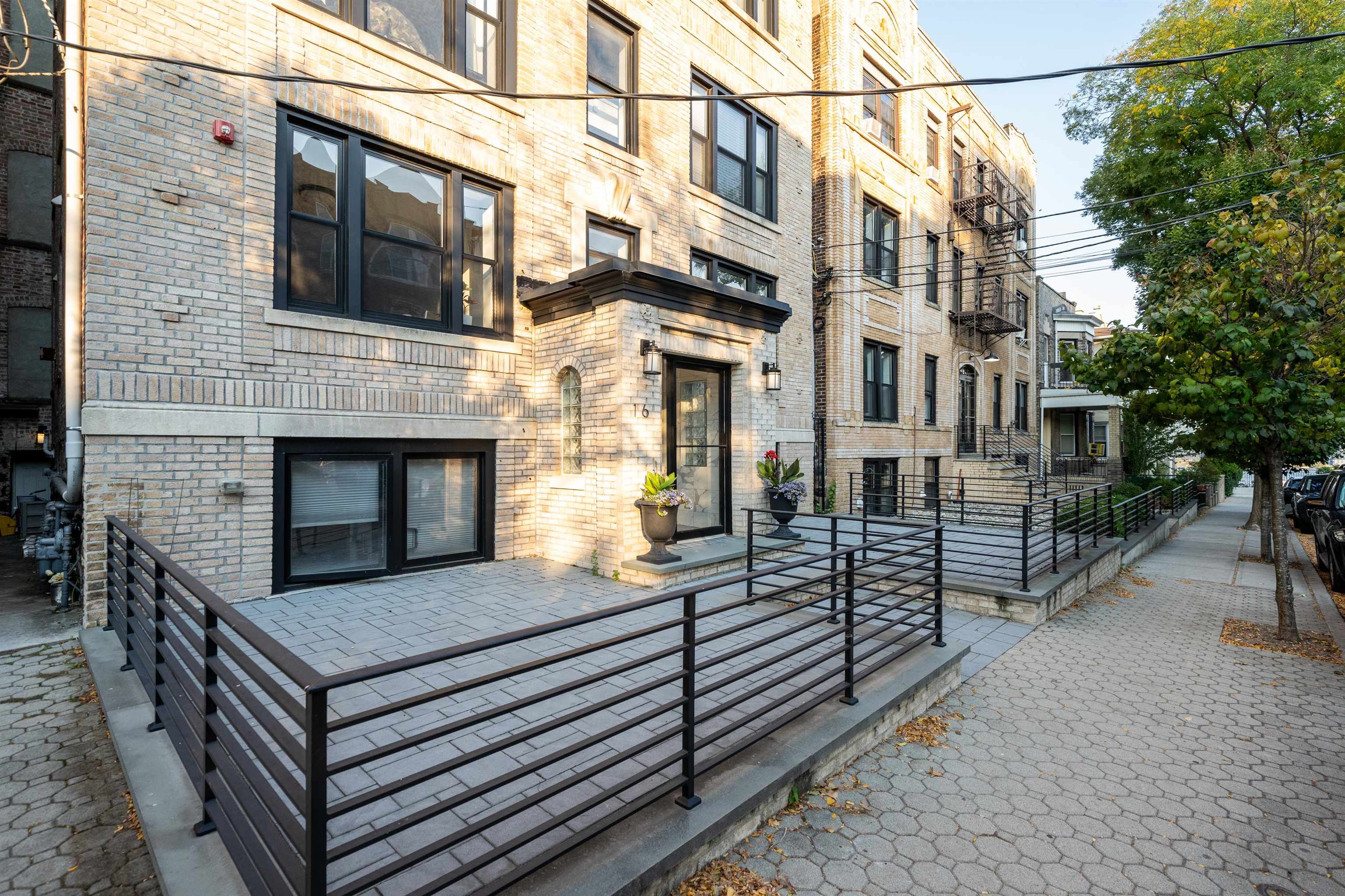 16 OAK AVE