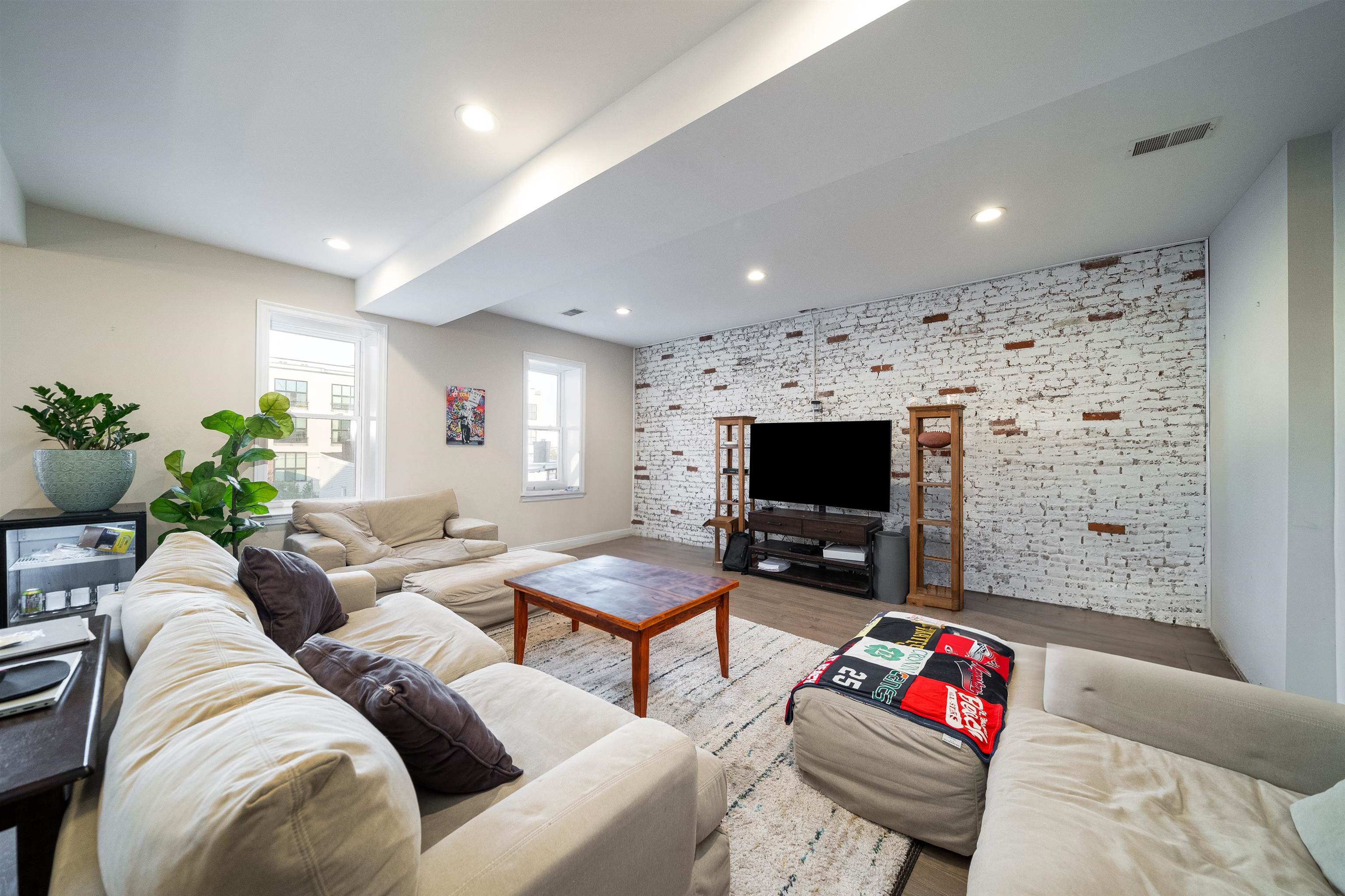 16 OAK AVE