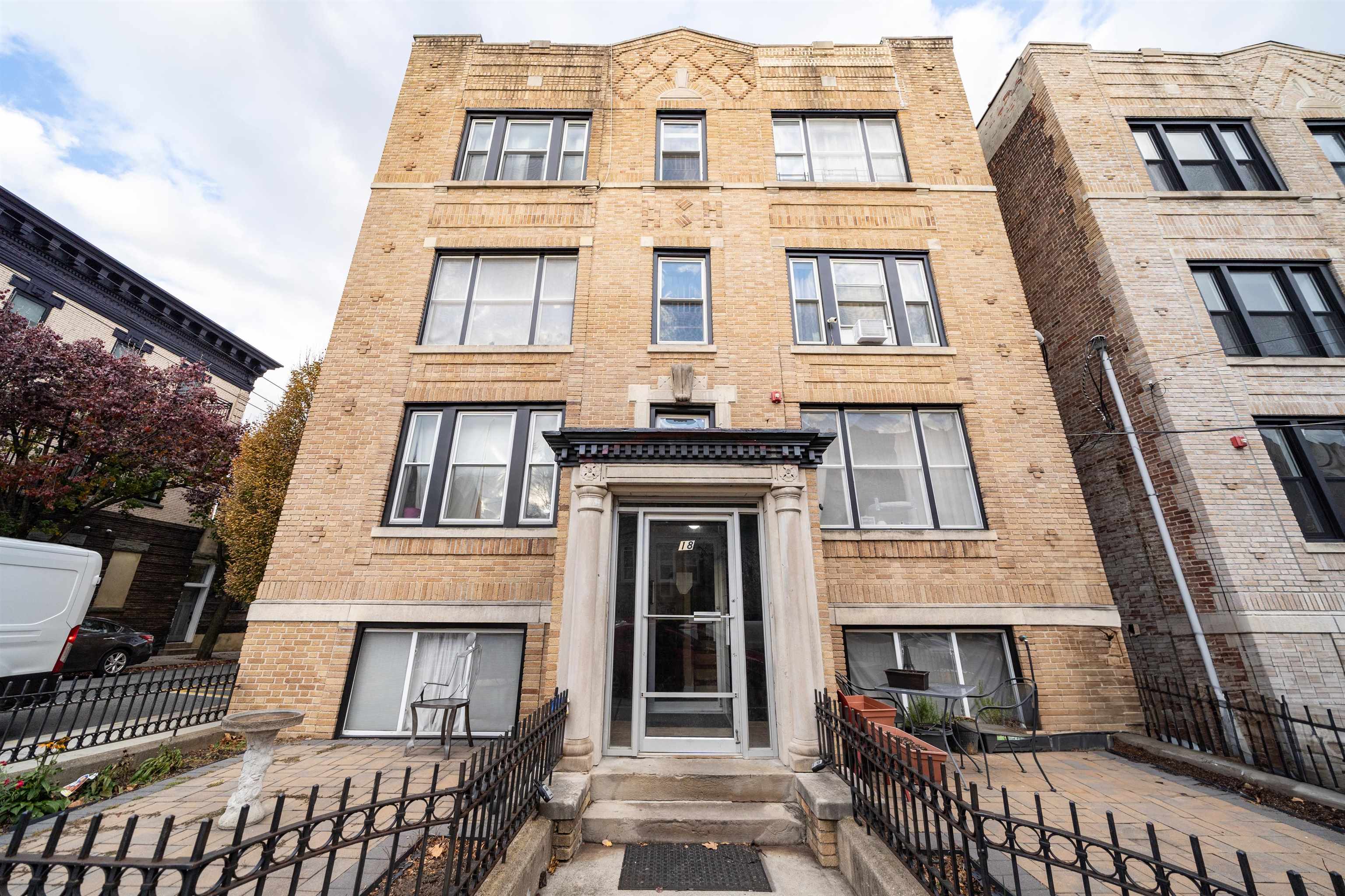 18 OAK ST Unit: 4