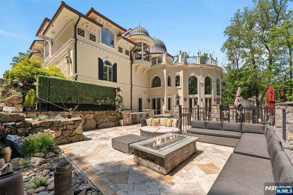 6 Burning Hollow Road