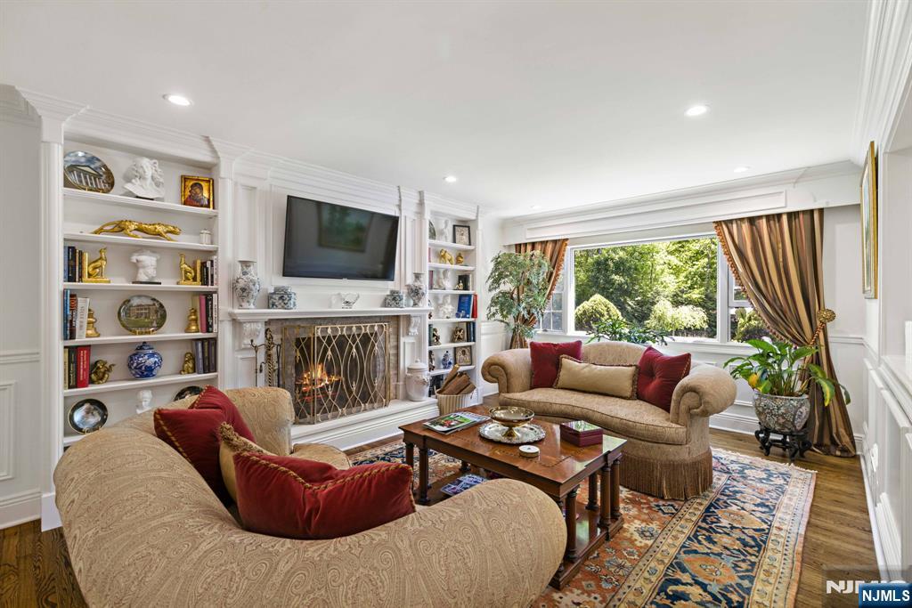 354 W Grand Avenue