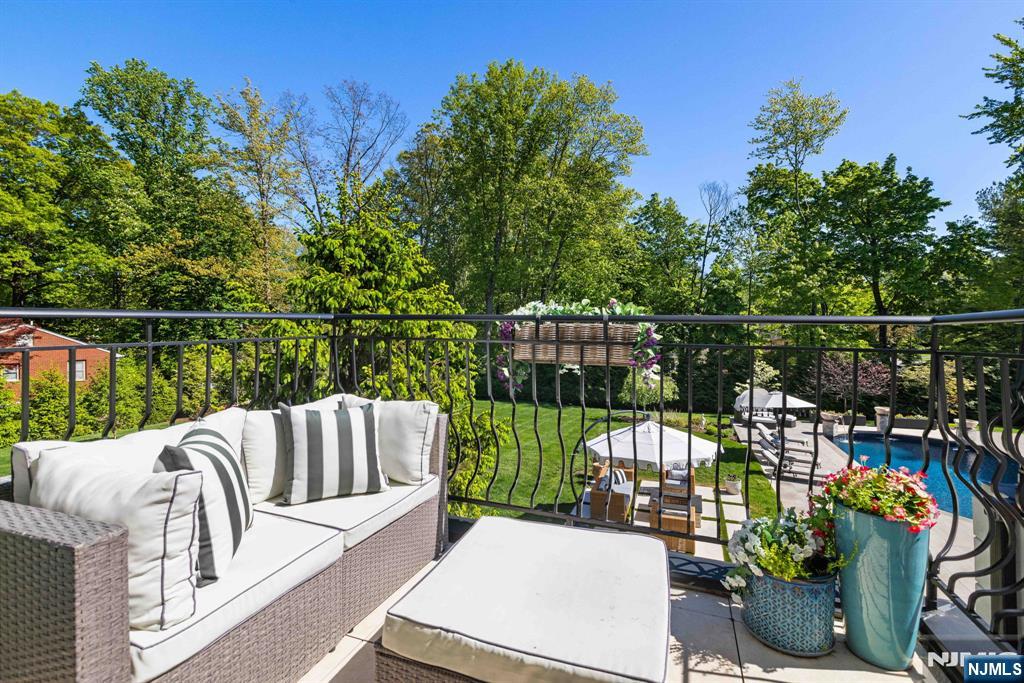 354 W Grand Avenue
