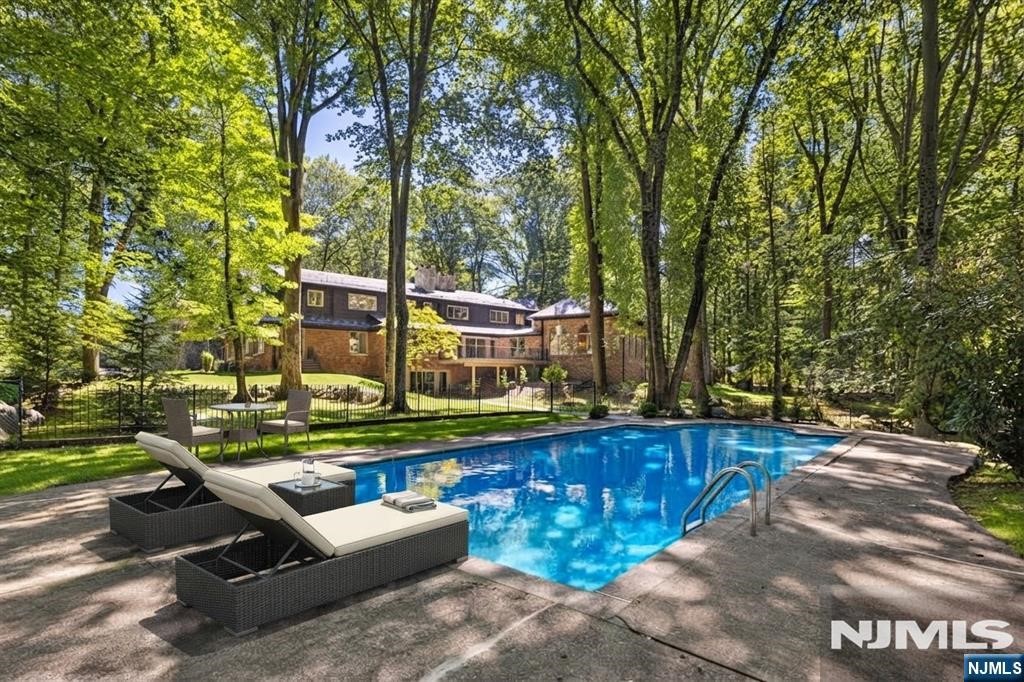 17 Deerhill Drive