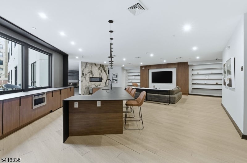 37 Orange Rd 401