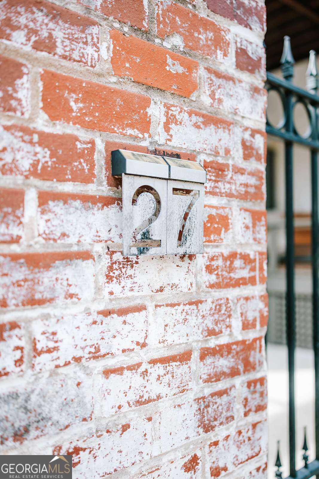585 White Circle # 27