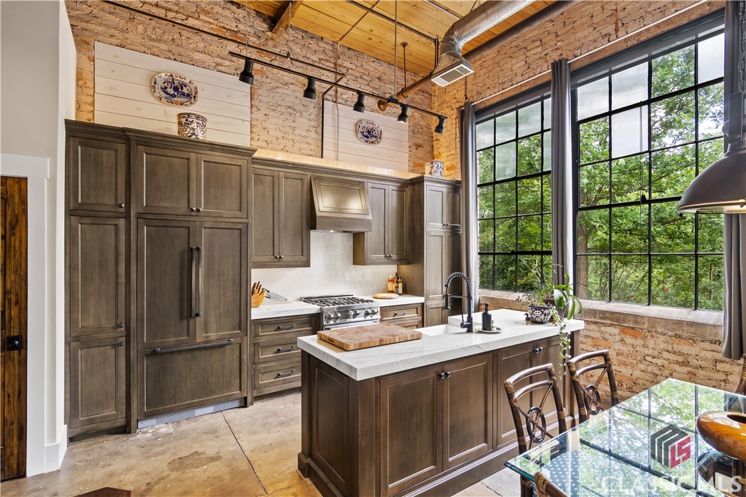 585 White Circle 508