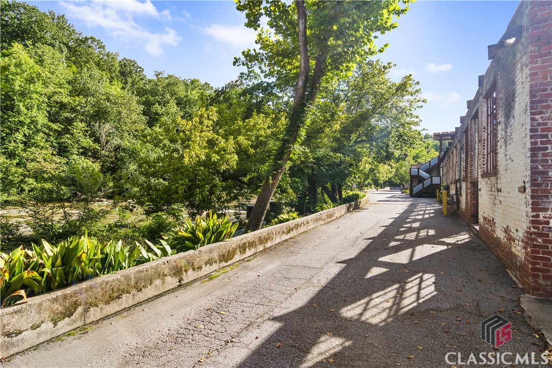 585 White Circle 508