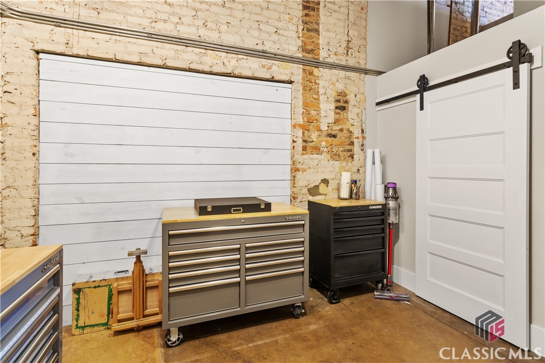 585 White Circle 508