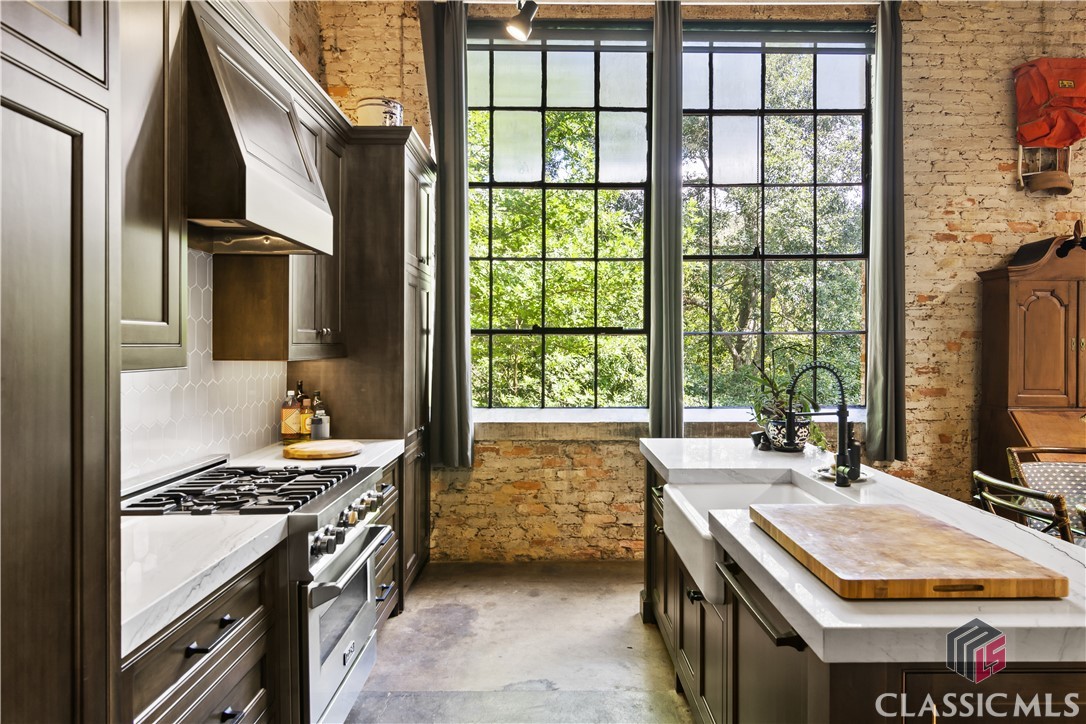 585 White Circle 508