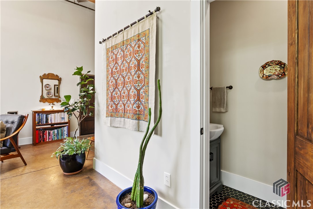 585 White Circle 508