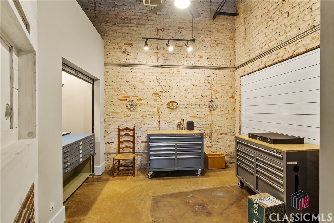 585 White Circle 508