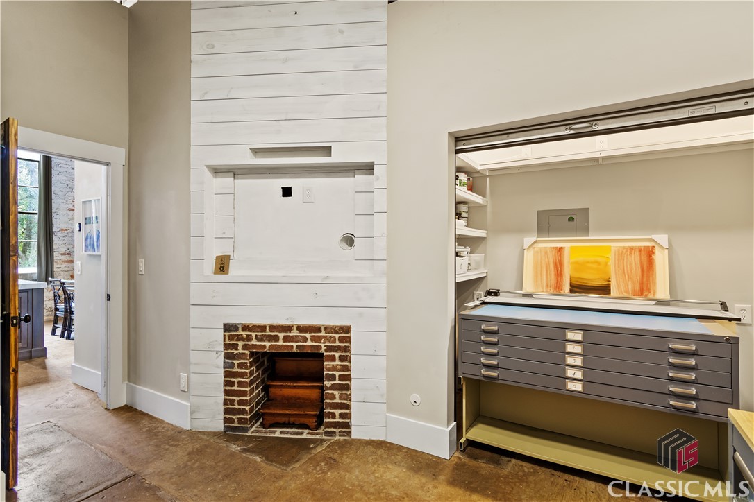 585 White Circle 508