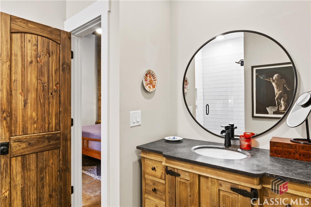 585 White Circle 508