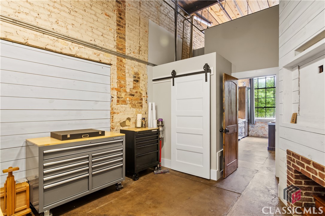 585 White Circle 508