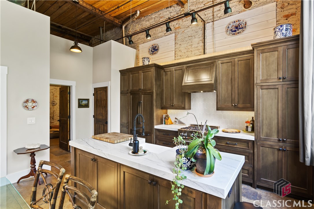 585 White Circle 508