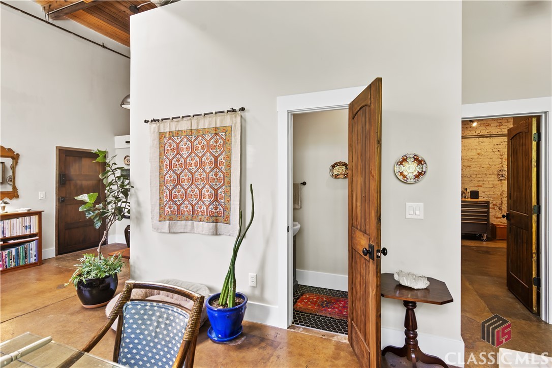 585 White Circle 508