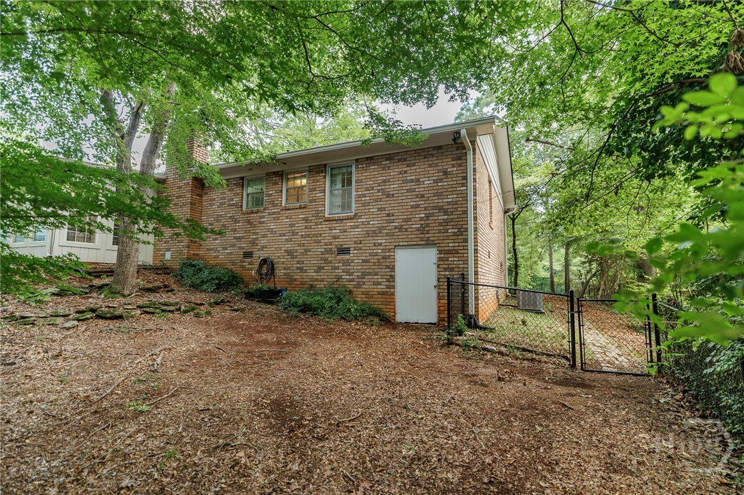 655 University Circle