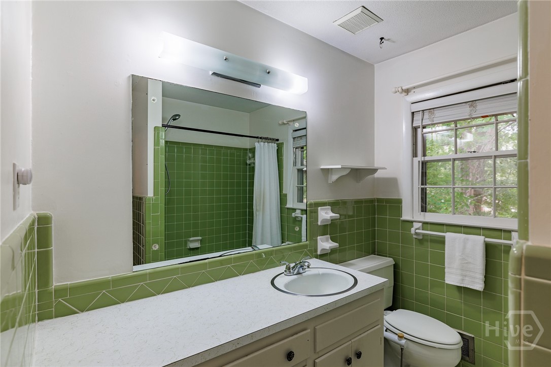 655 University Circle