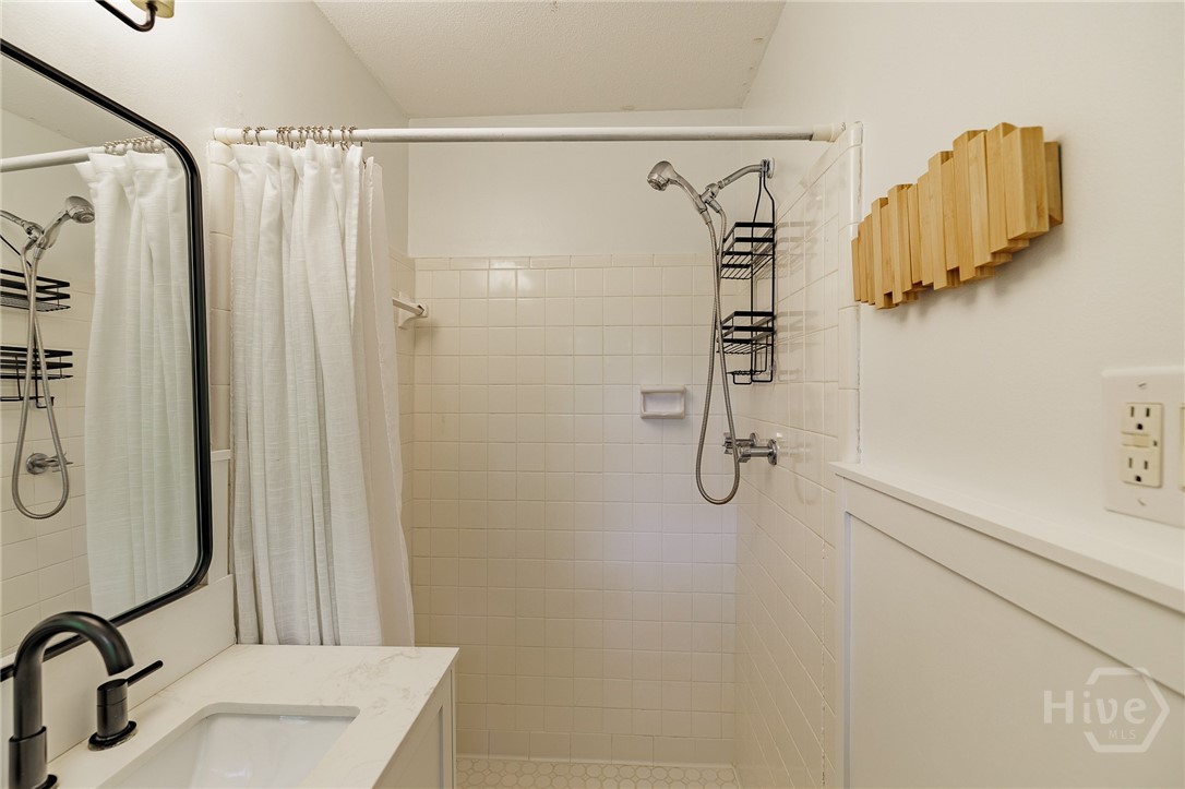 655 University Circle