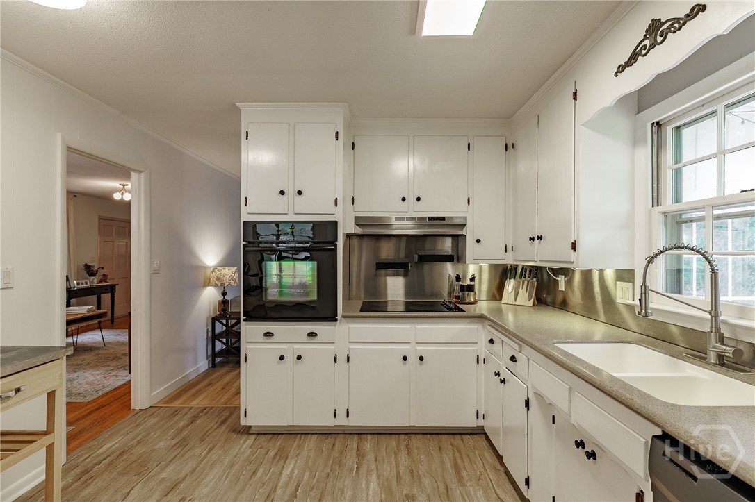 655 University Circle