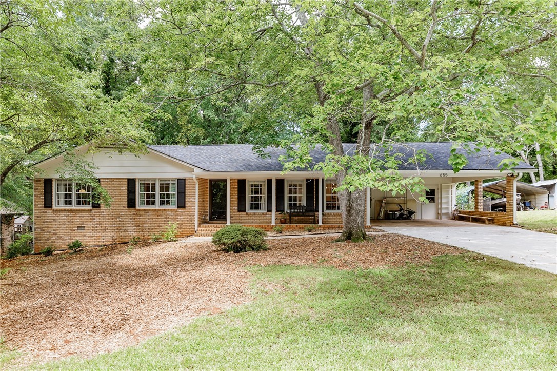 655 University Circle