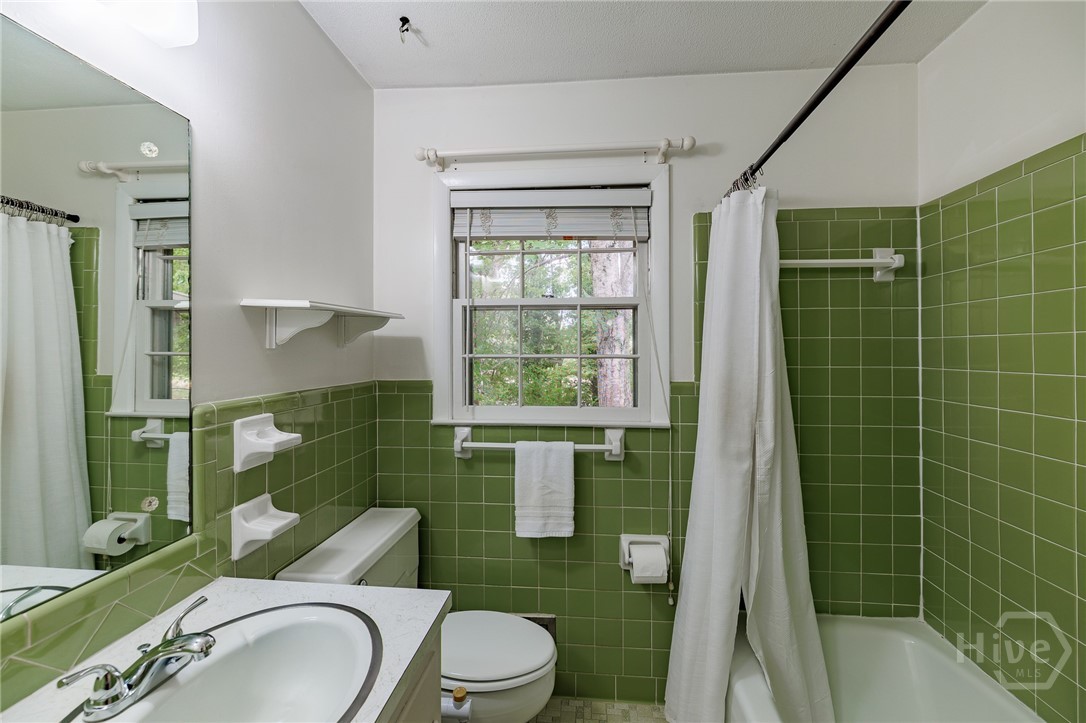 655 University Circle