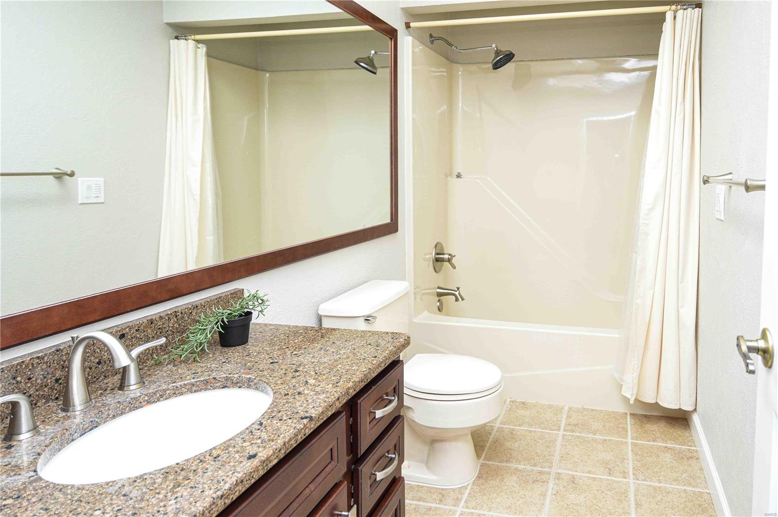 814 W Lakeshore Drive