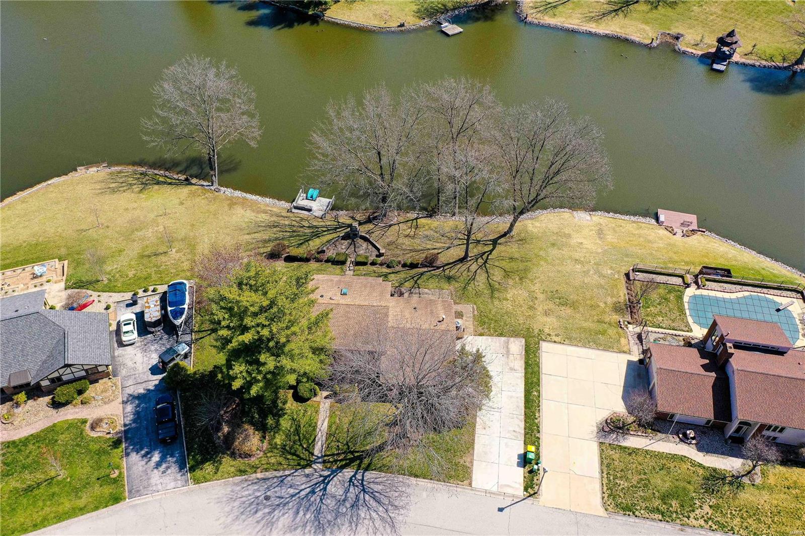 814 W Lakeshore Drive