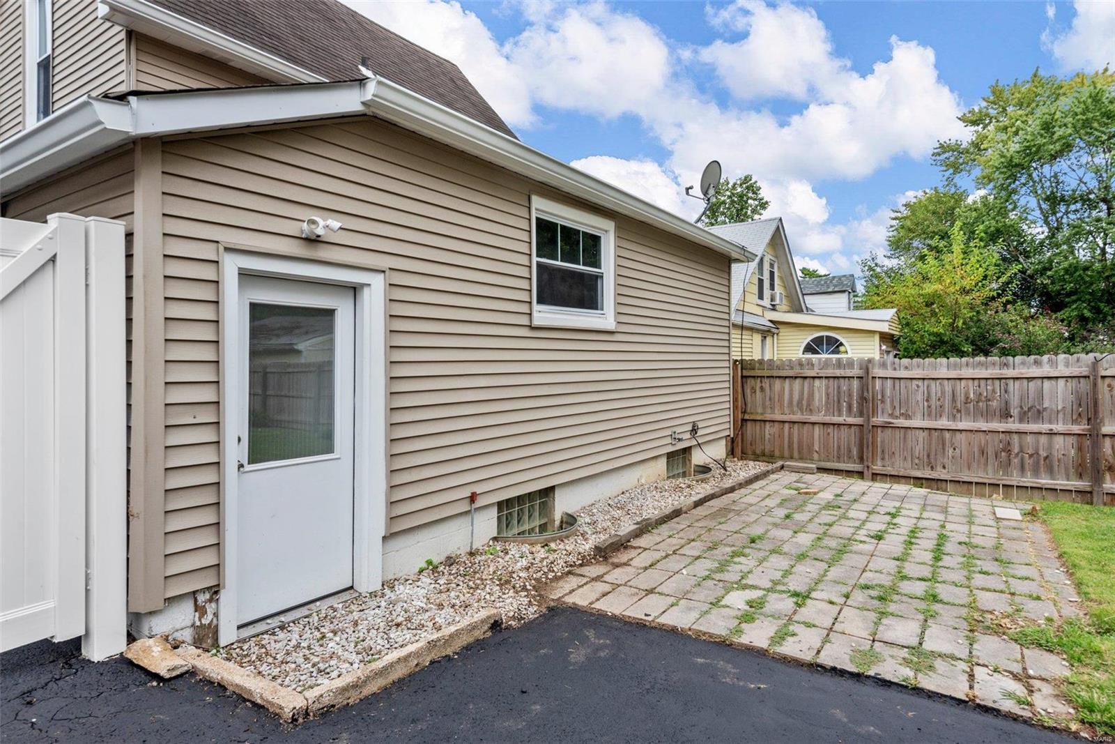 7431 Lohmeyer Avenue