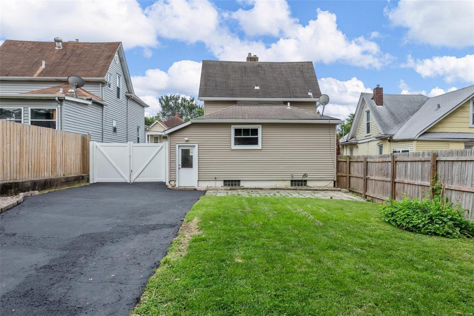 7431 Lohmeyer Avenue