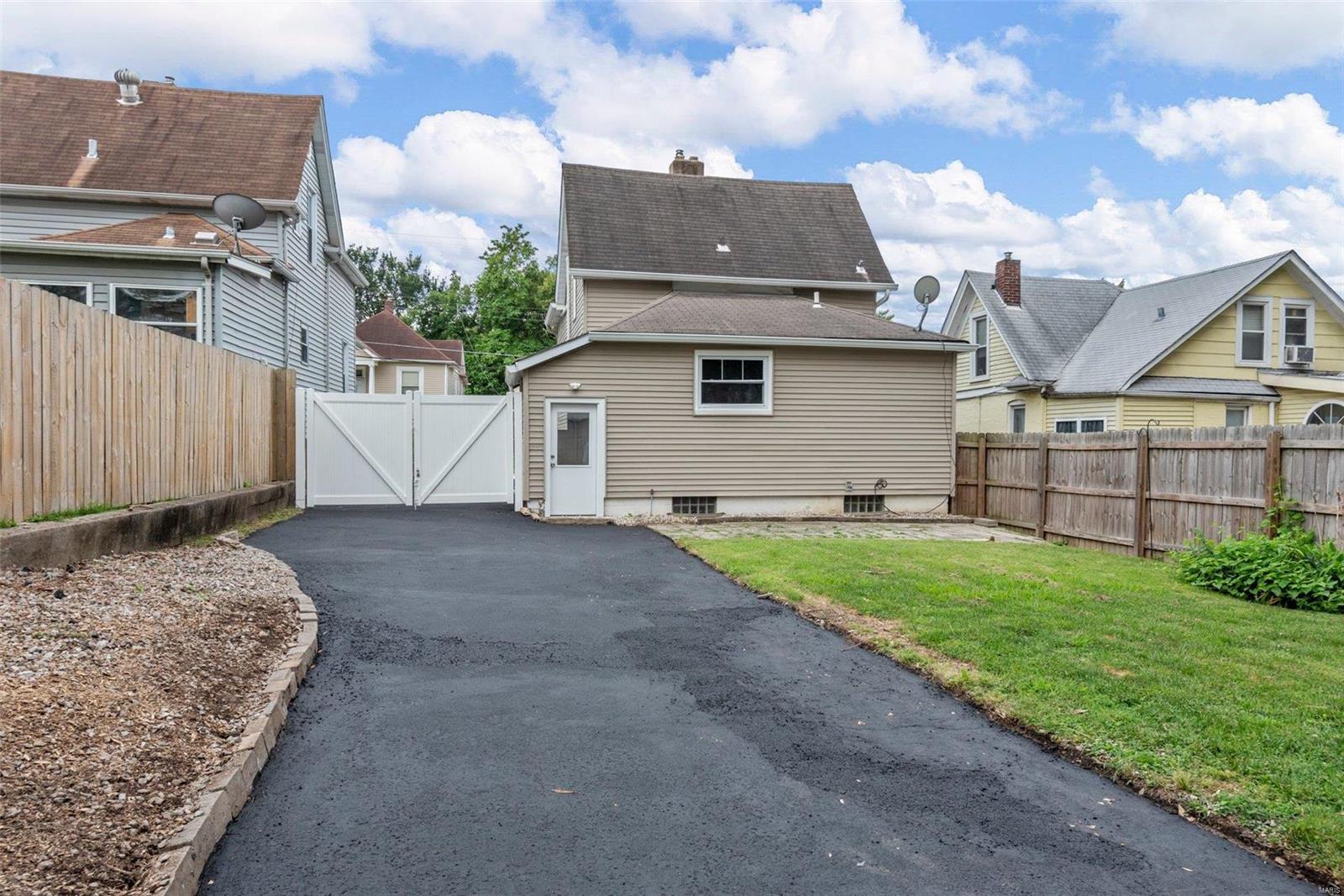 7431 Lohmeyer Avenue