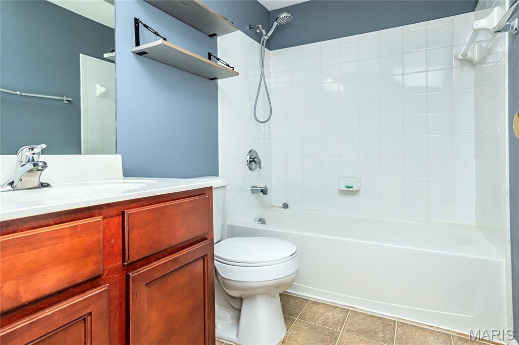 1951 Greenpoint Drive Unit: 204