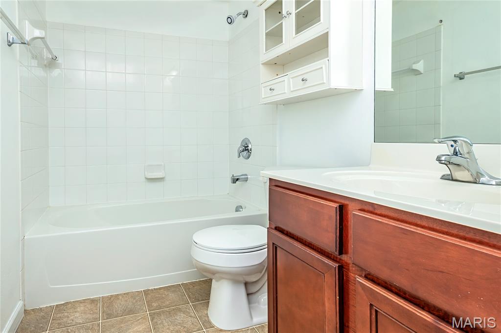 1951 Greenpoint Drive Unit: 204