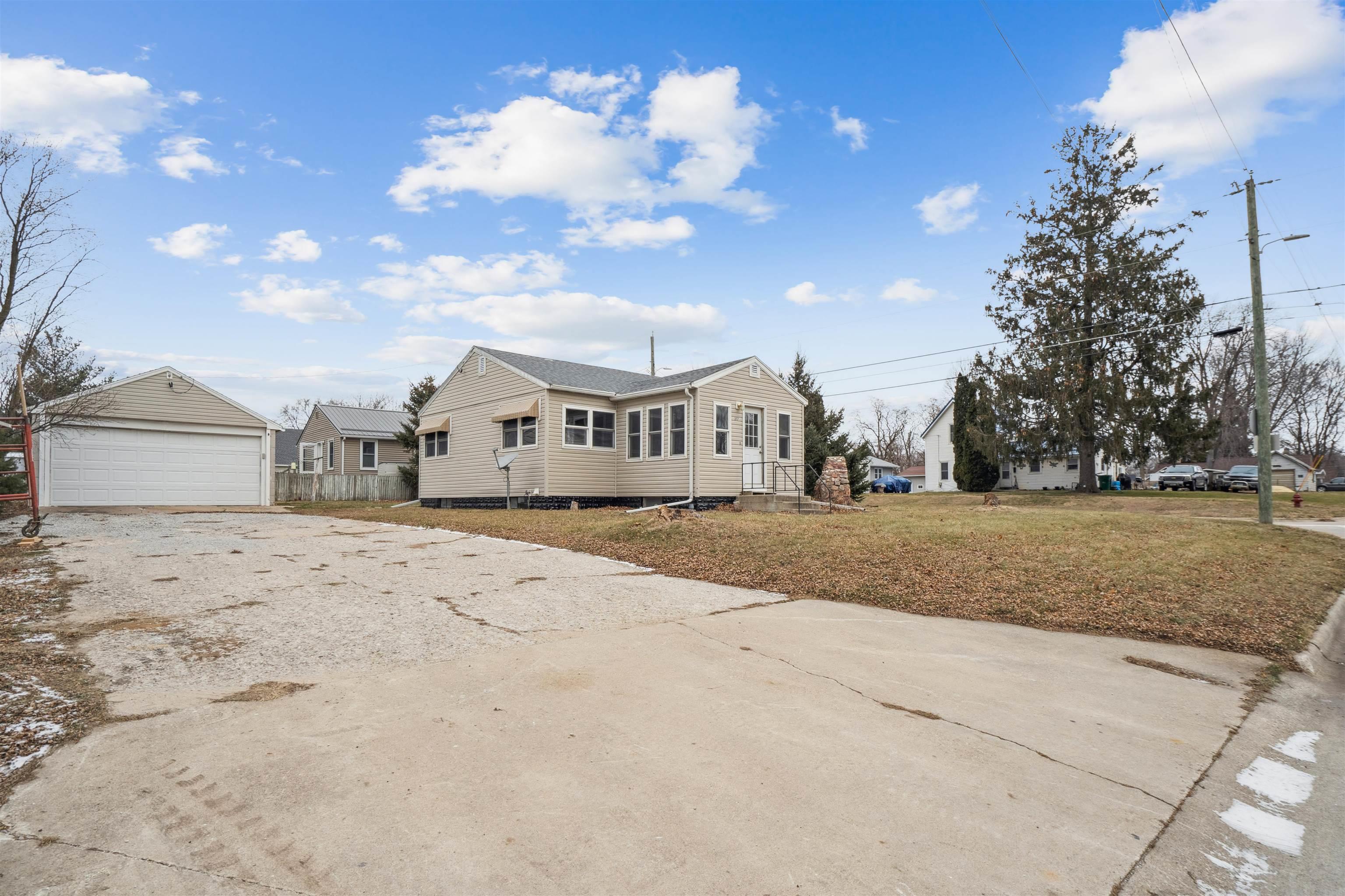 317 9th Ave NE
