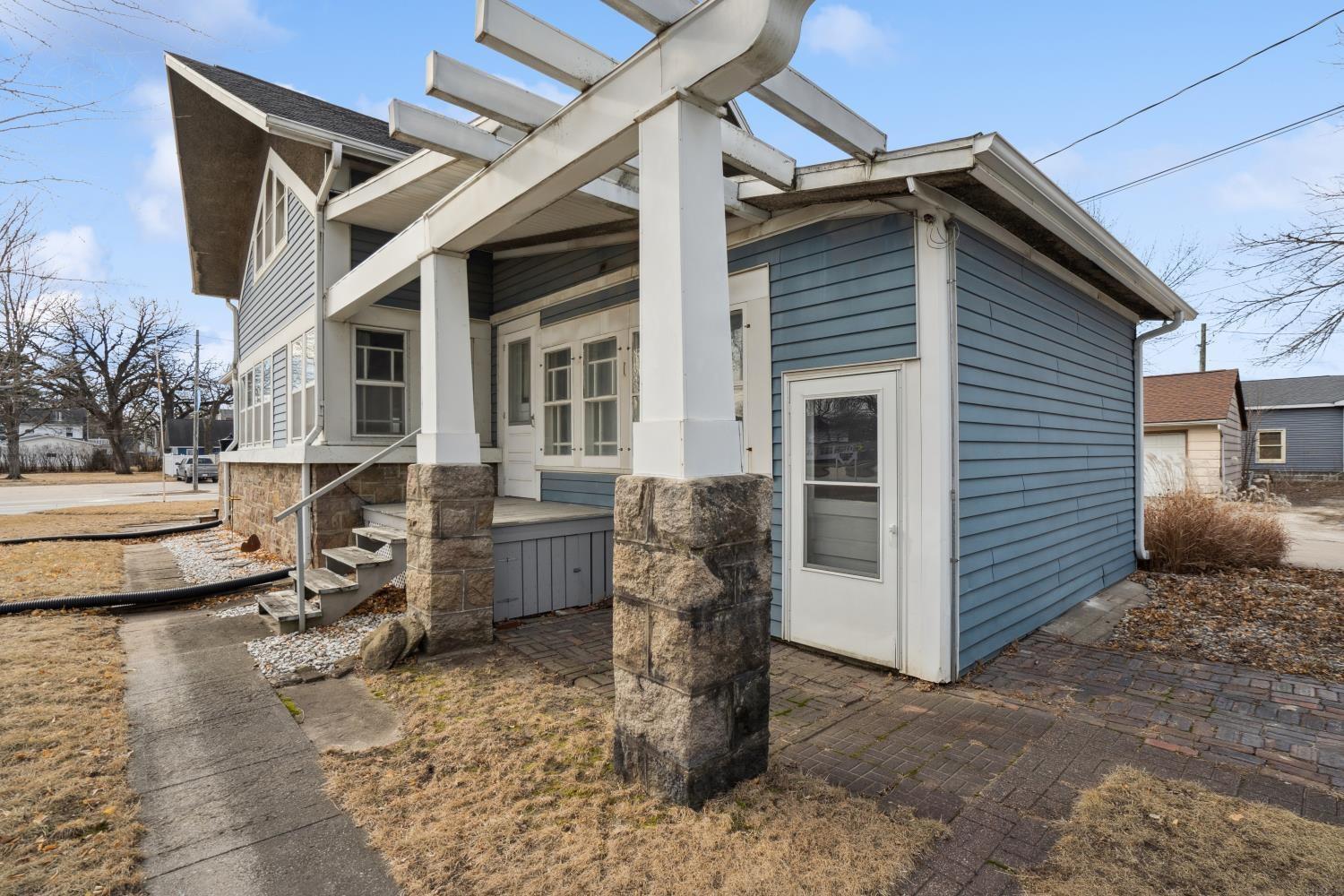 410 1st St W