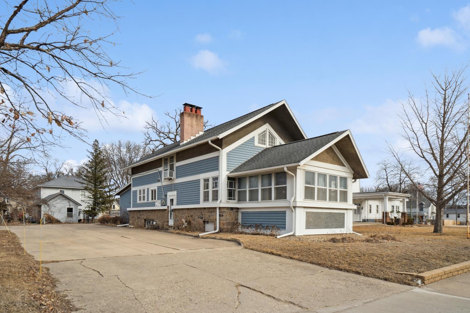 410 1st St W