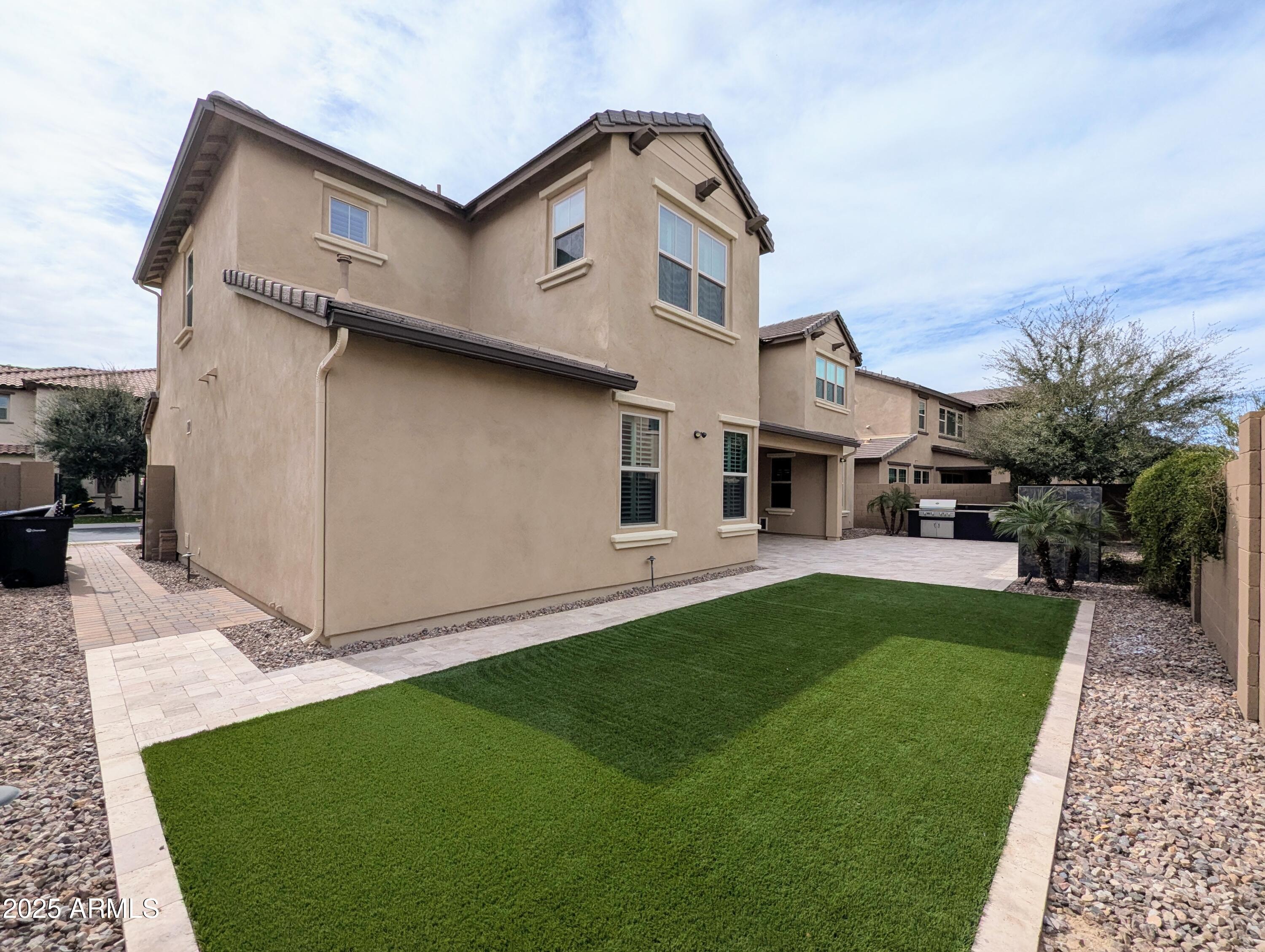 932 W YOSEMITE Drive