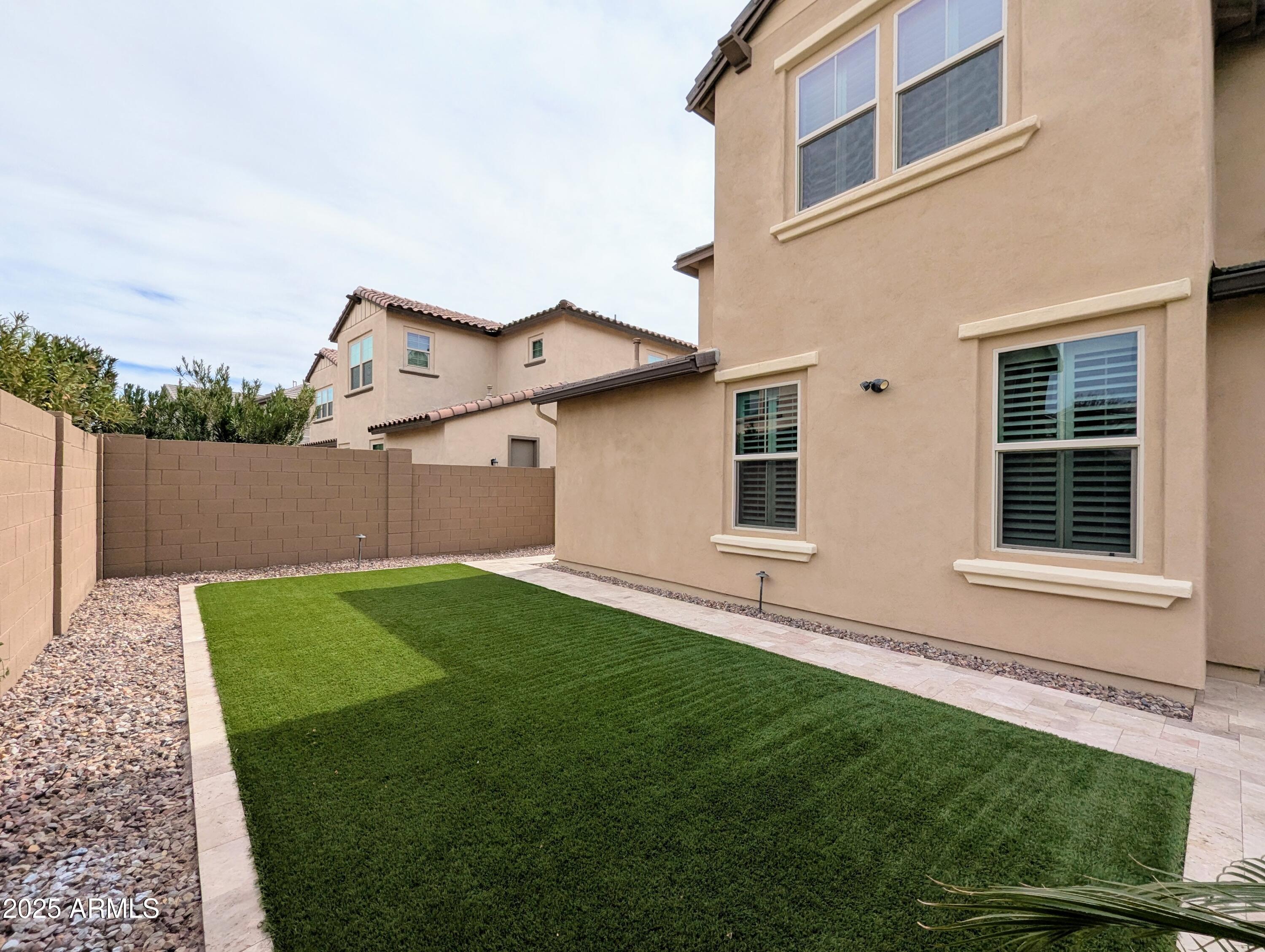 932 W YOSEMITE Drive