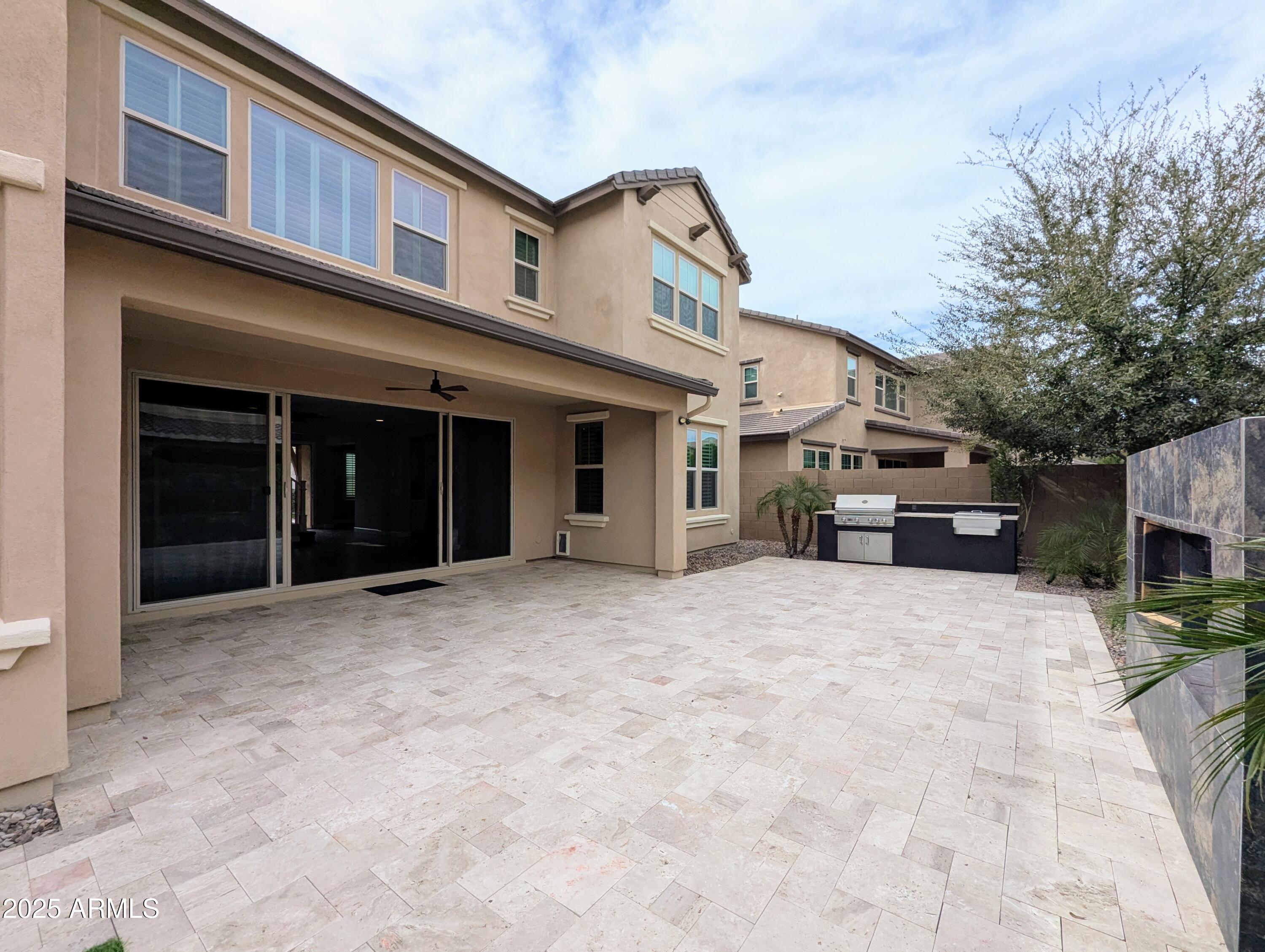 932 W YOSEMITE Drive