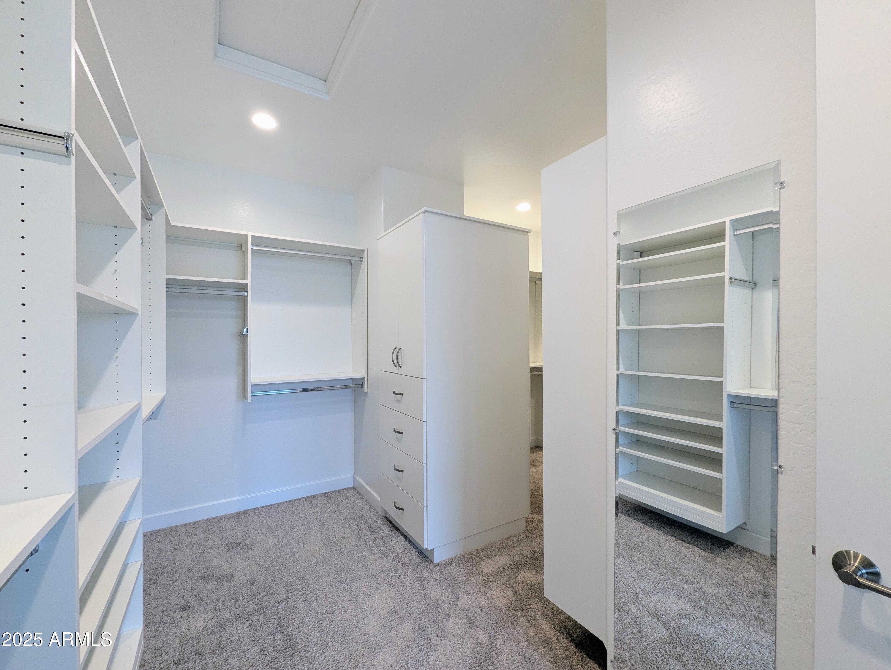 932 W YOSEMITE Drive