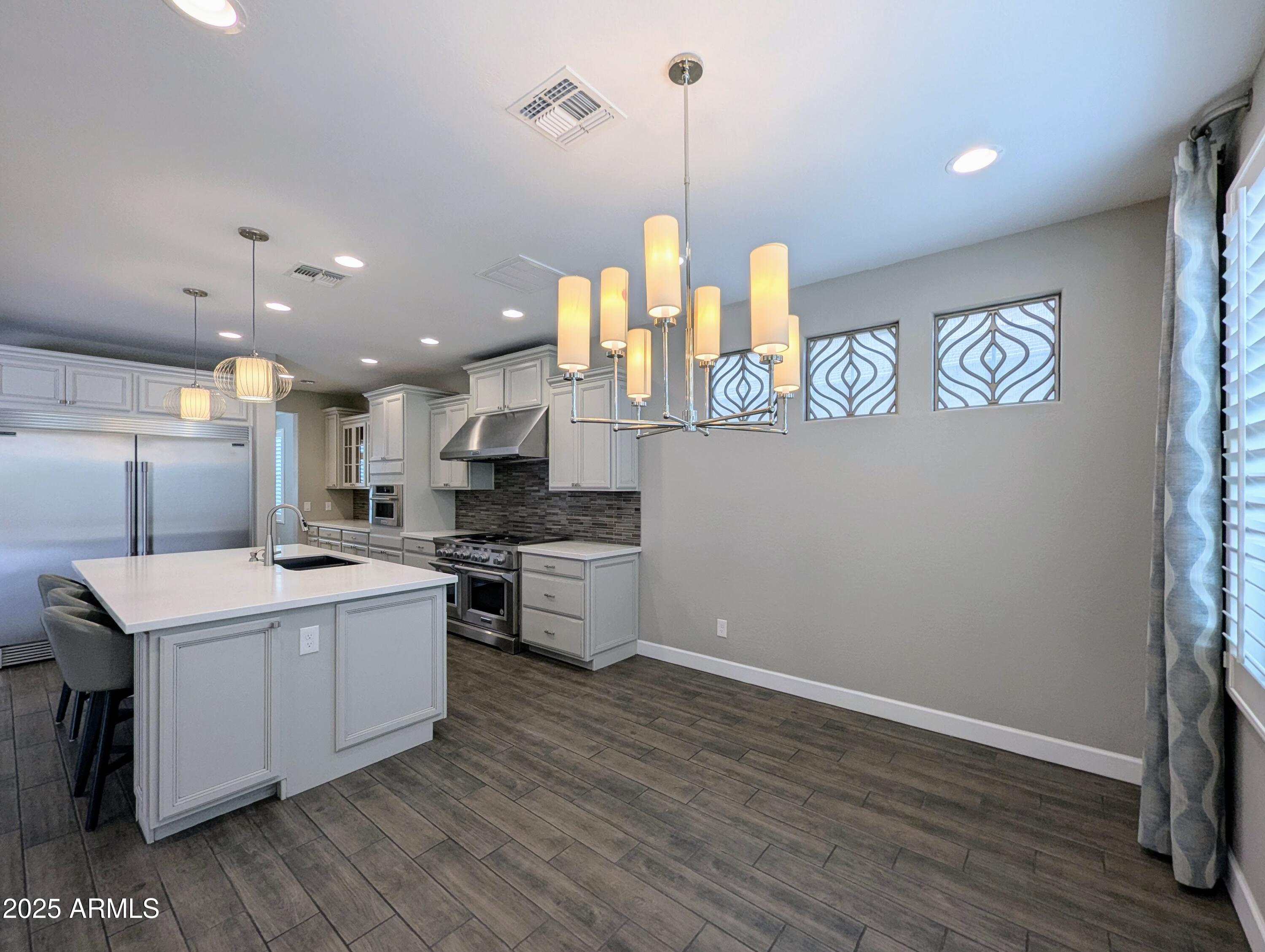 932 W YOSEMITE Drive