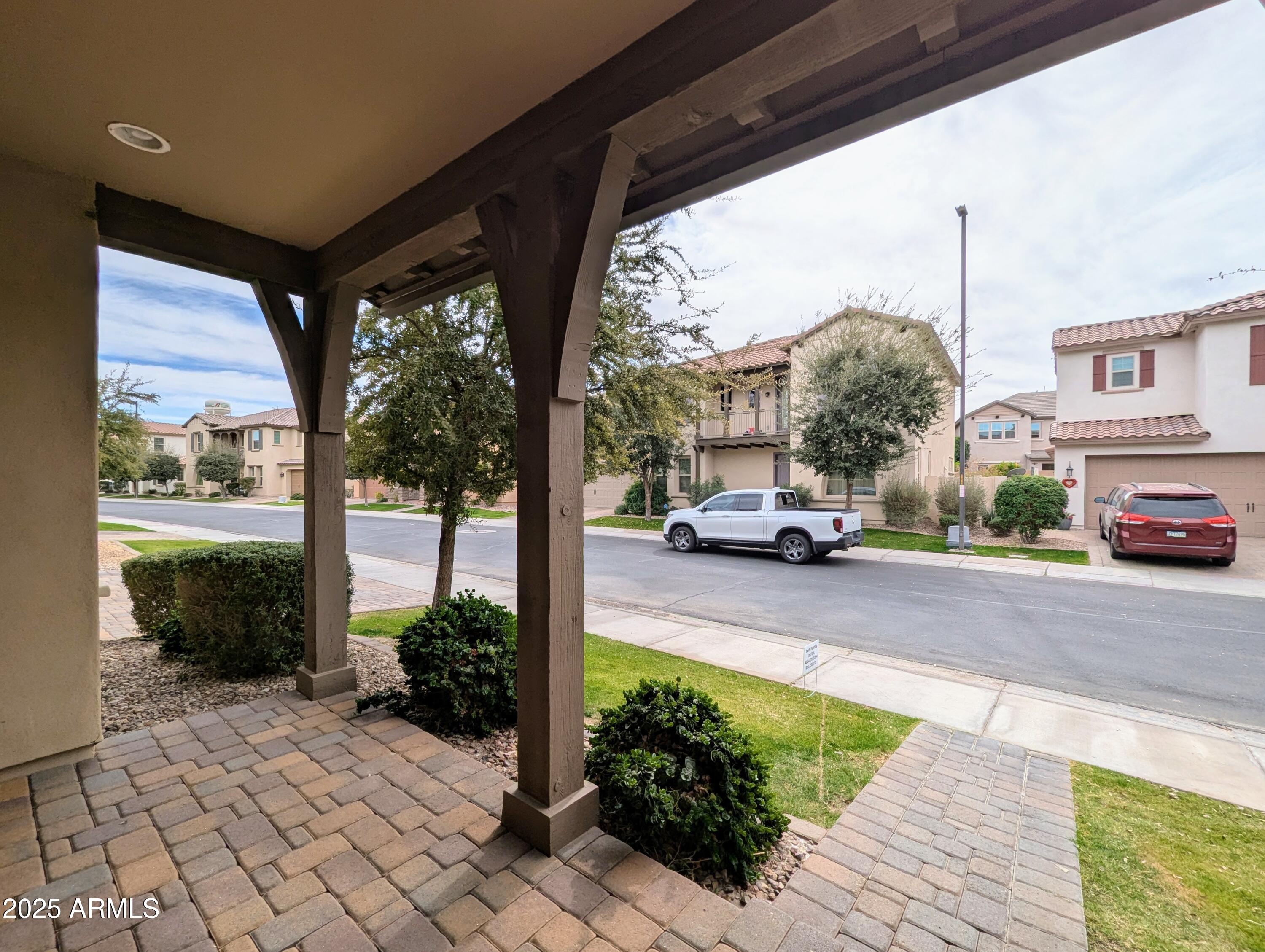 932 W YOSEMITE Drive