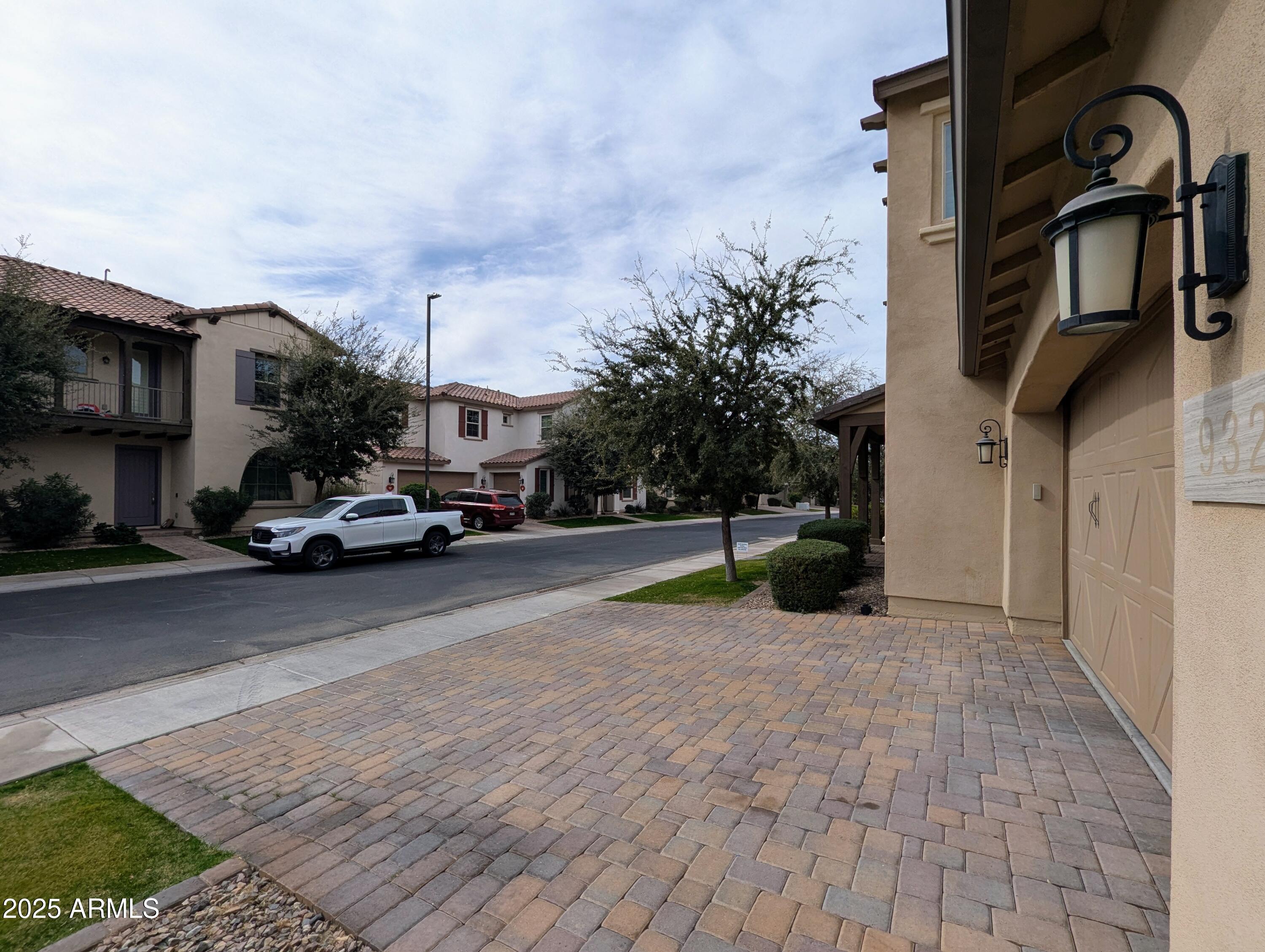 932 W YOSEMITE Drive