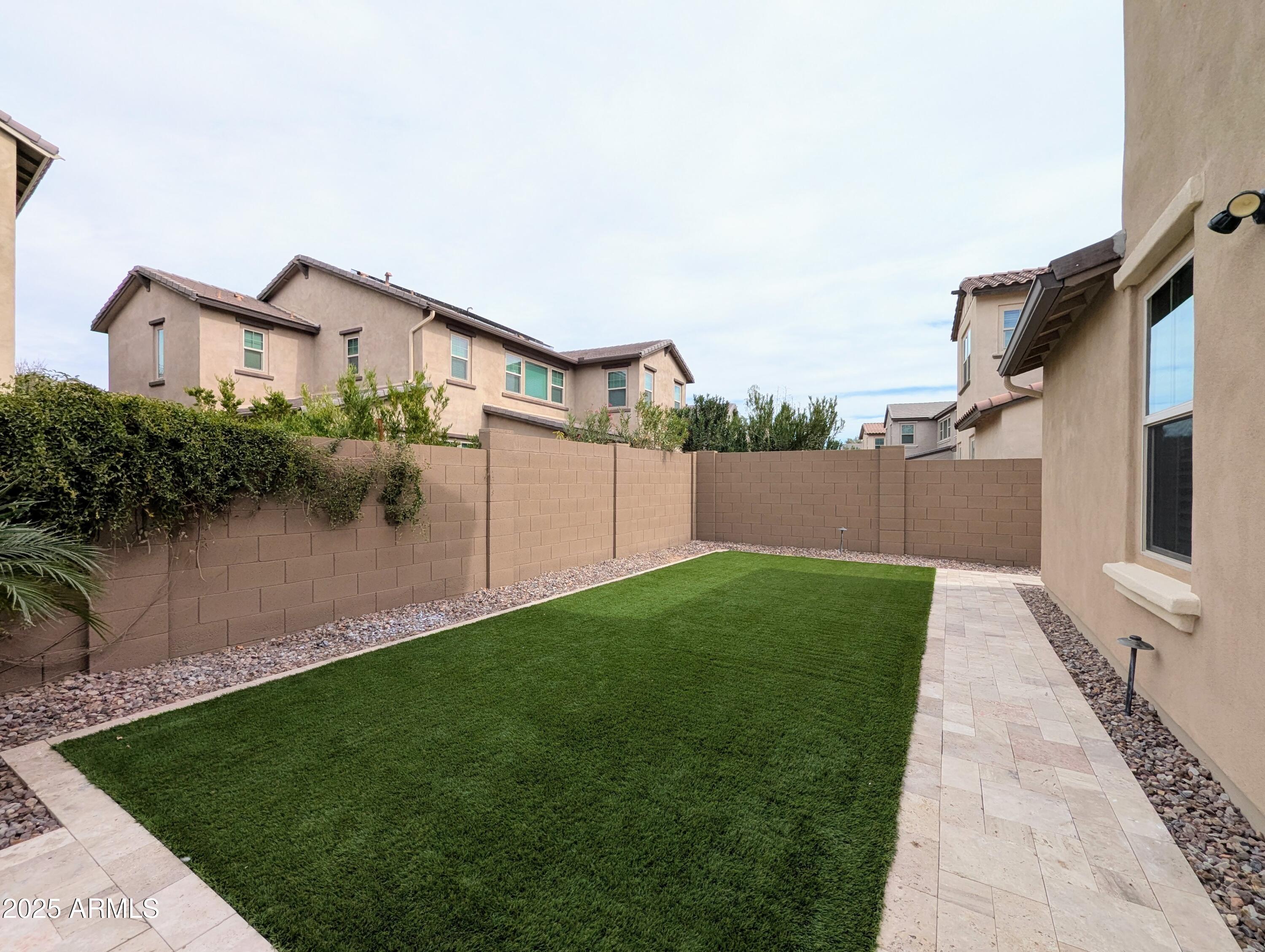 932 W YOSEMITE Drive