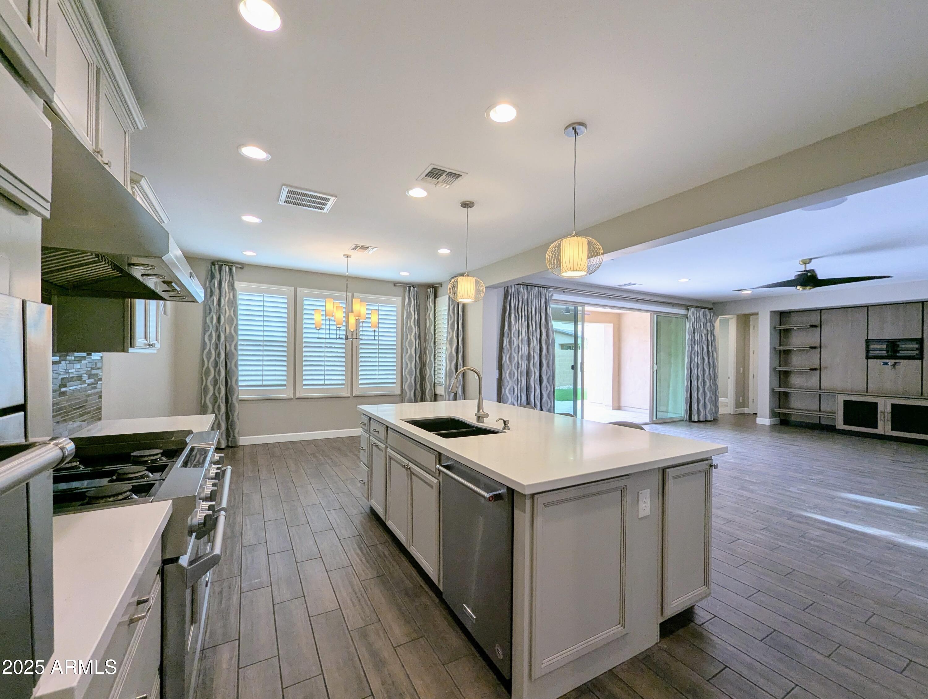 932 W YOSEMITE Drive